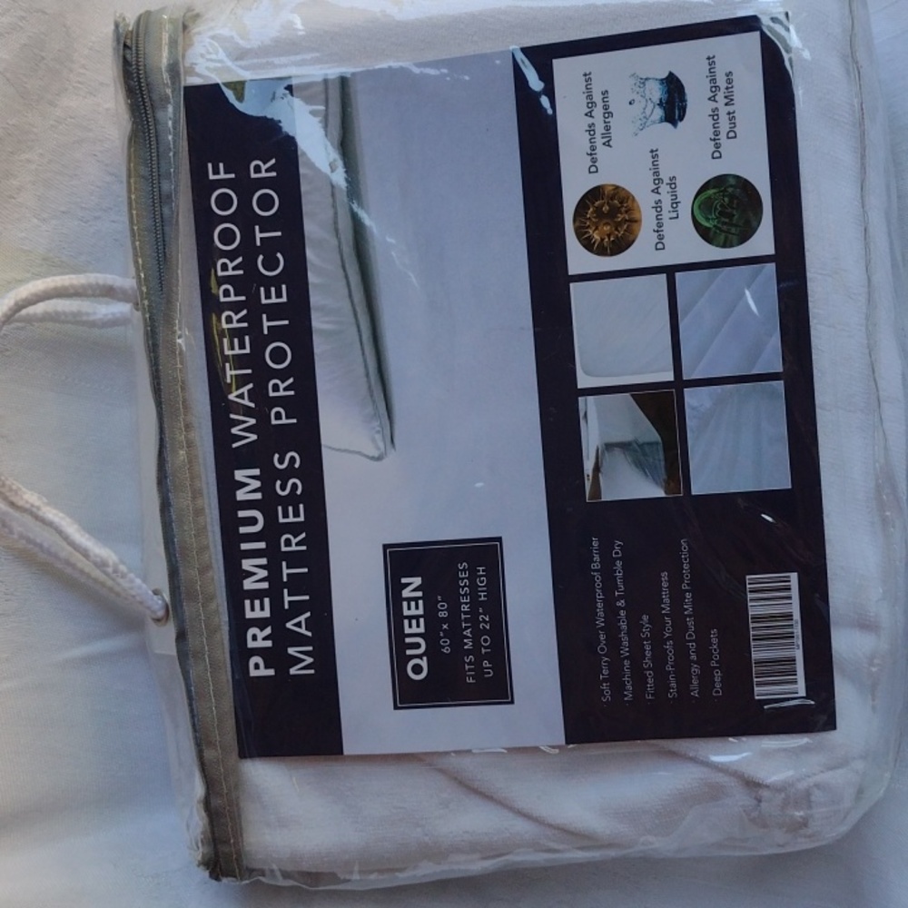 NWT PREMIUM WATERPROOF QUEEN SIZE MATTRESS PROTECTOR